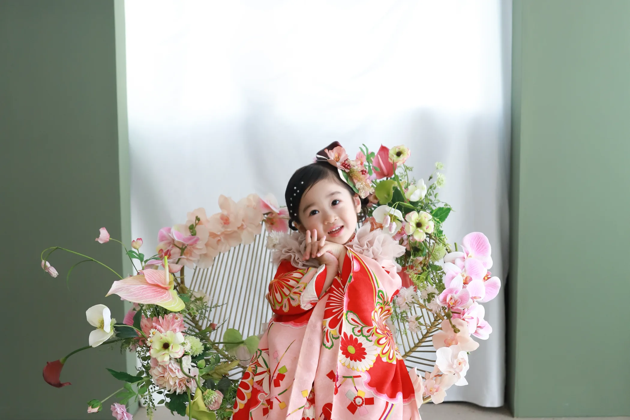花に囲まれた着物姿の女の子