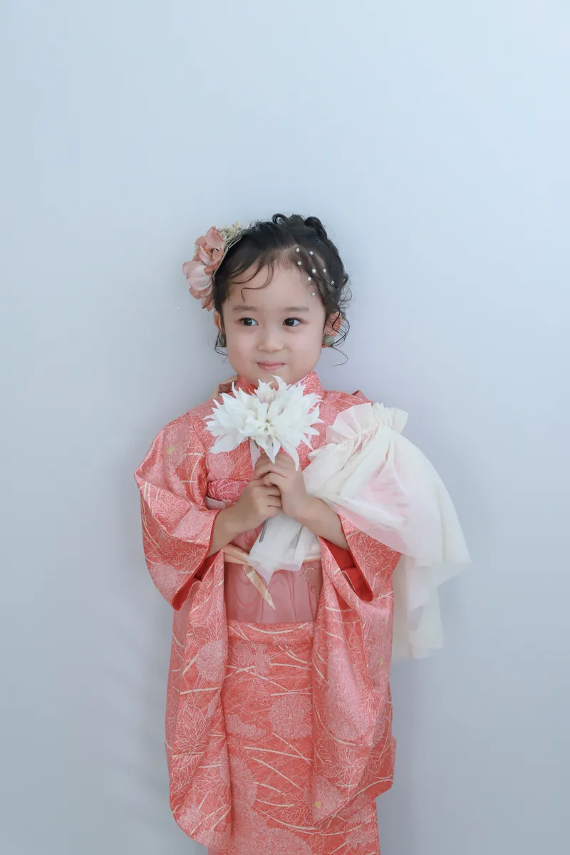 花を持つ着物姿の女の子