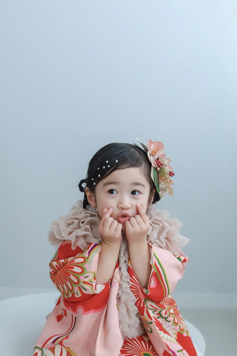 頬に手を添えた着物姿の女の子