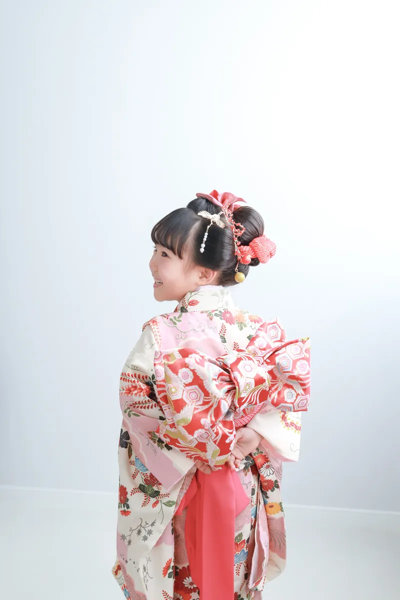 振り返る着物姿の女の子