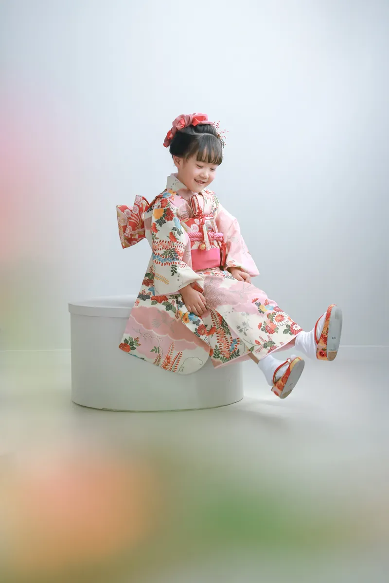 台に腰かける着物姿の女の子