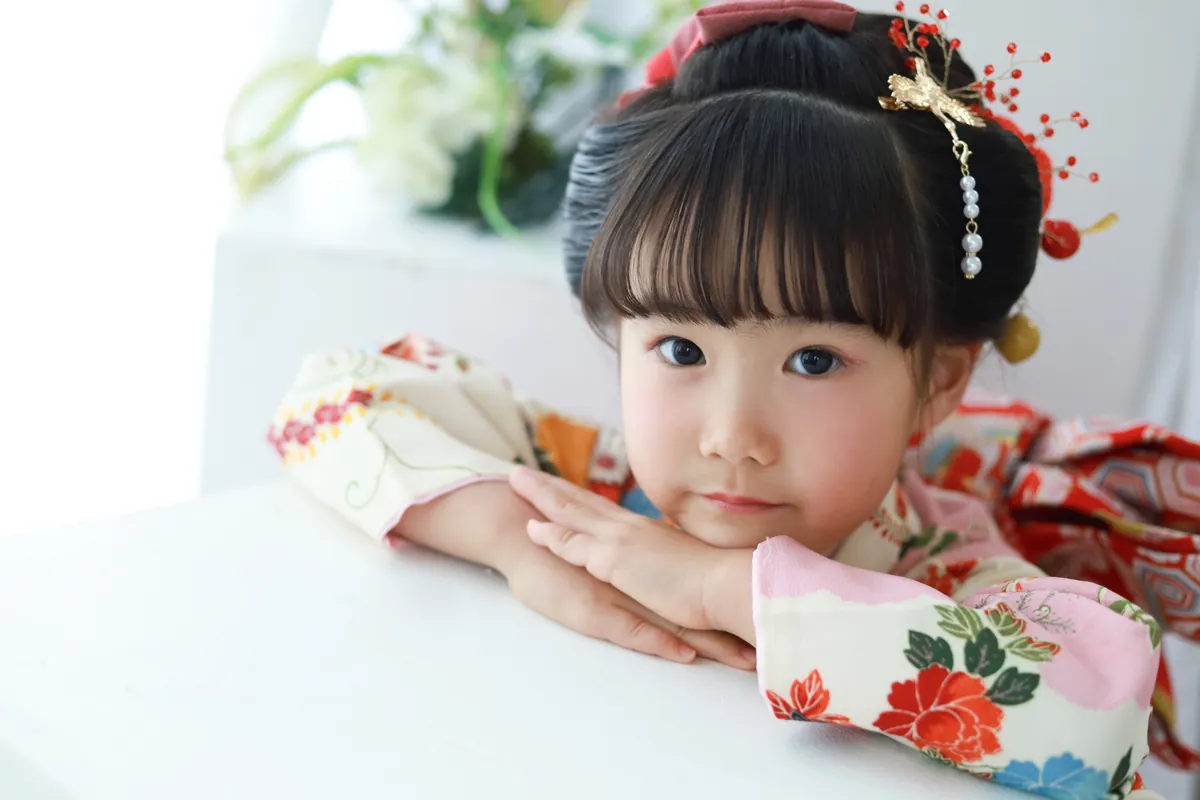 腕に頬をのせた着物姿の女の子