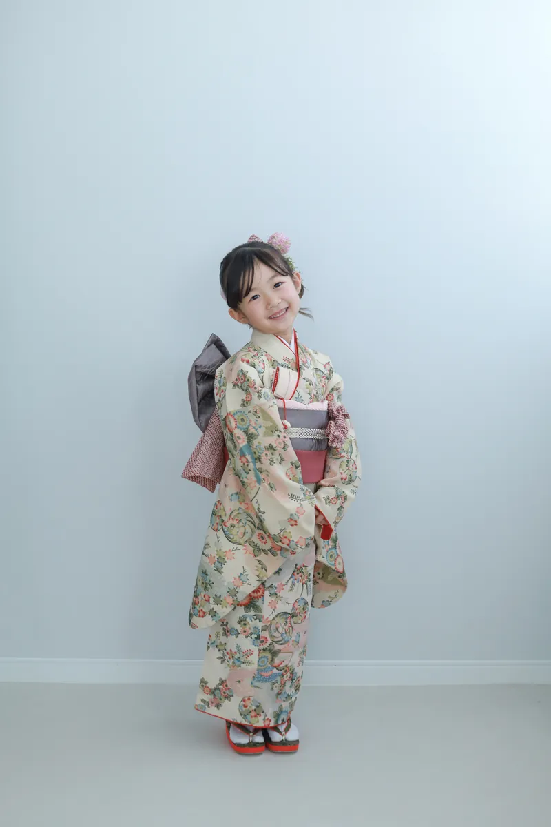 着物姿で立つ女の子