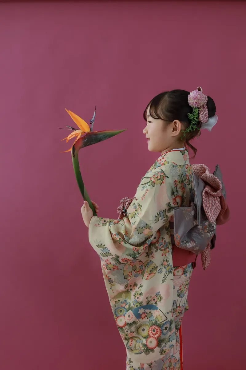花を手にした着物姿の女の子
