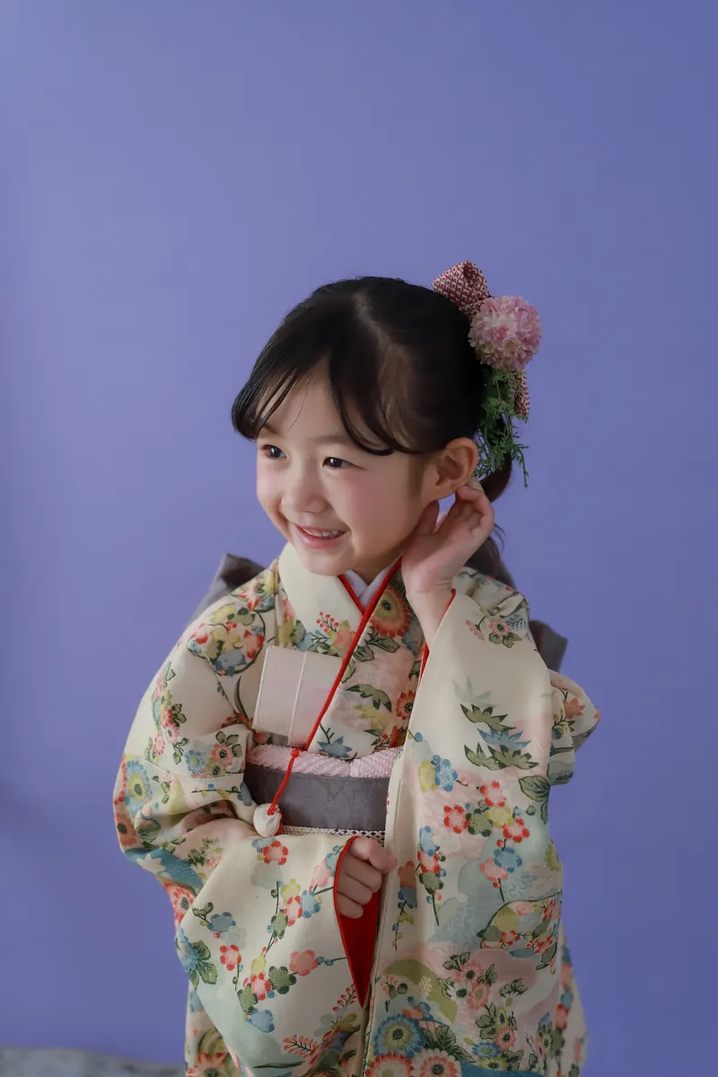 髪飾りをつけた着物姿の女の子