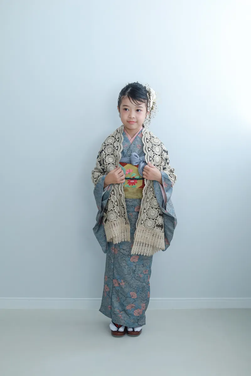 ショールをあわせた着物姿の女の子