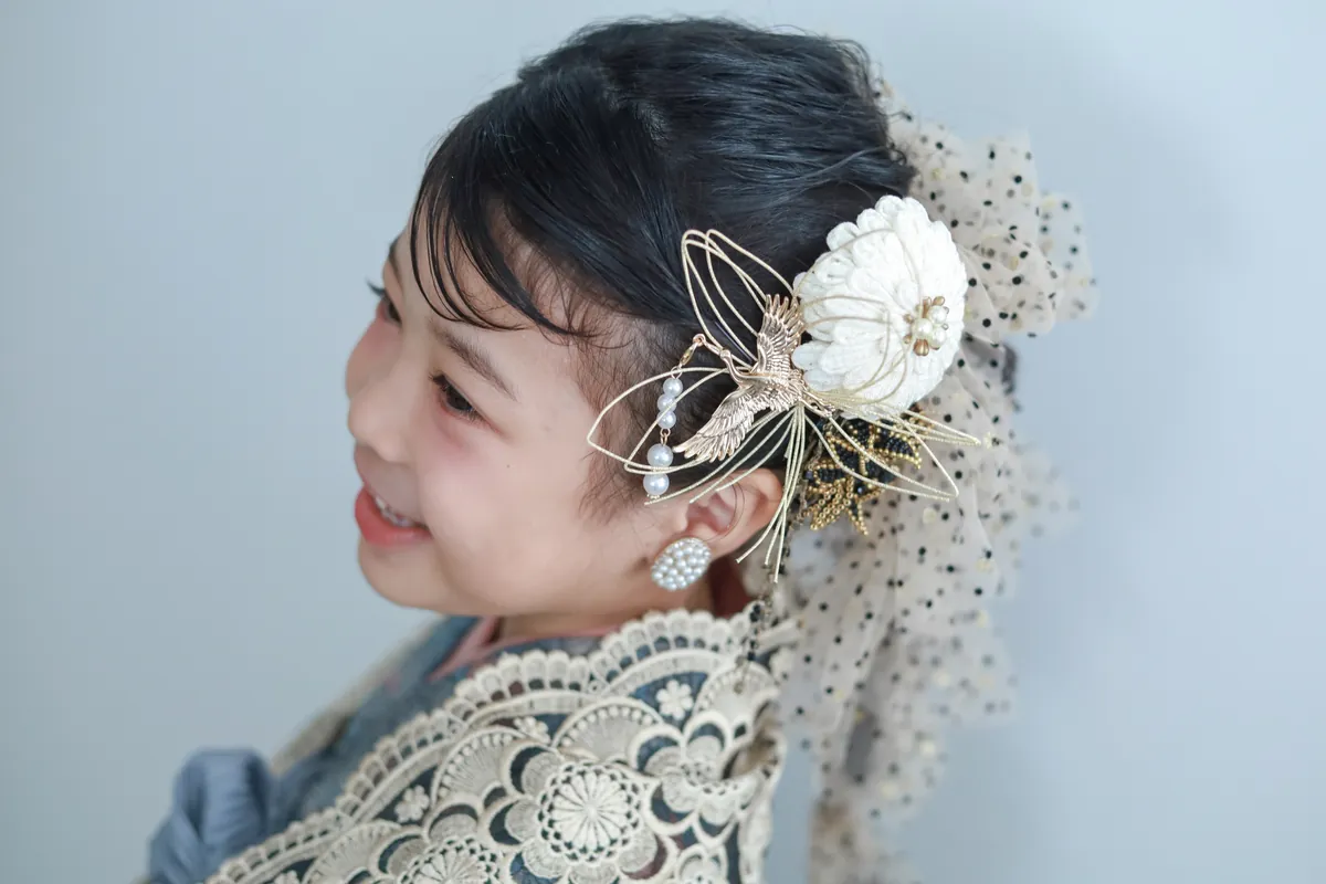 髪飾りをつけた着物姿の女の子の横顔