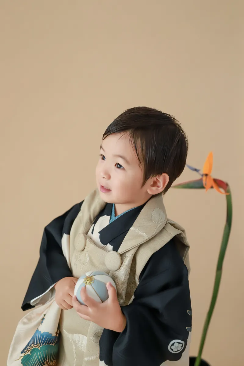 羽織をあわせた着物姿の男の子