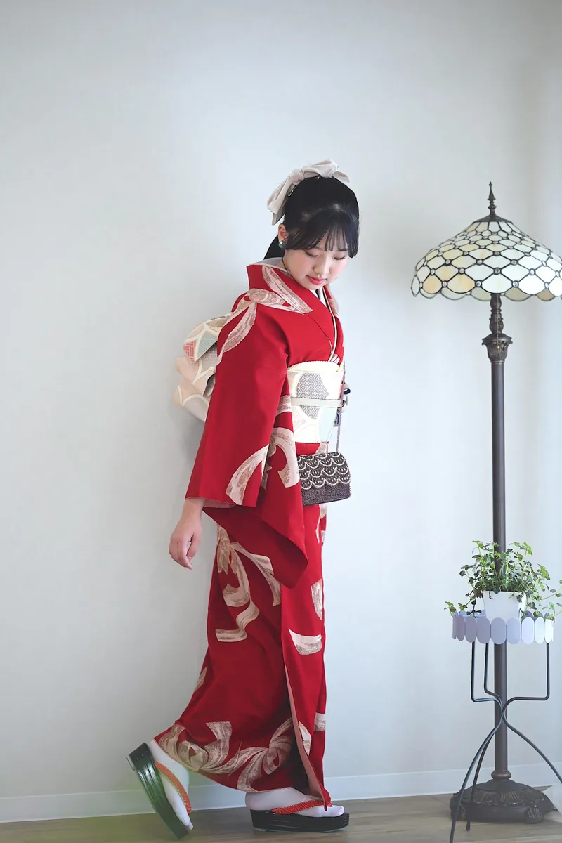 赤い着物姿で立つ女性