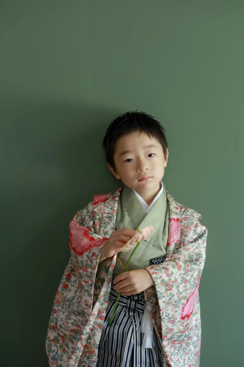 袴姿で立つ男の子