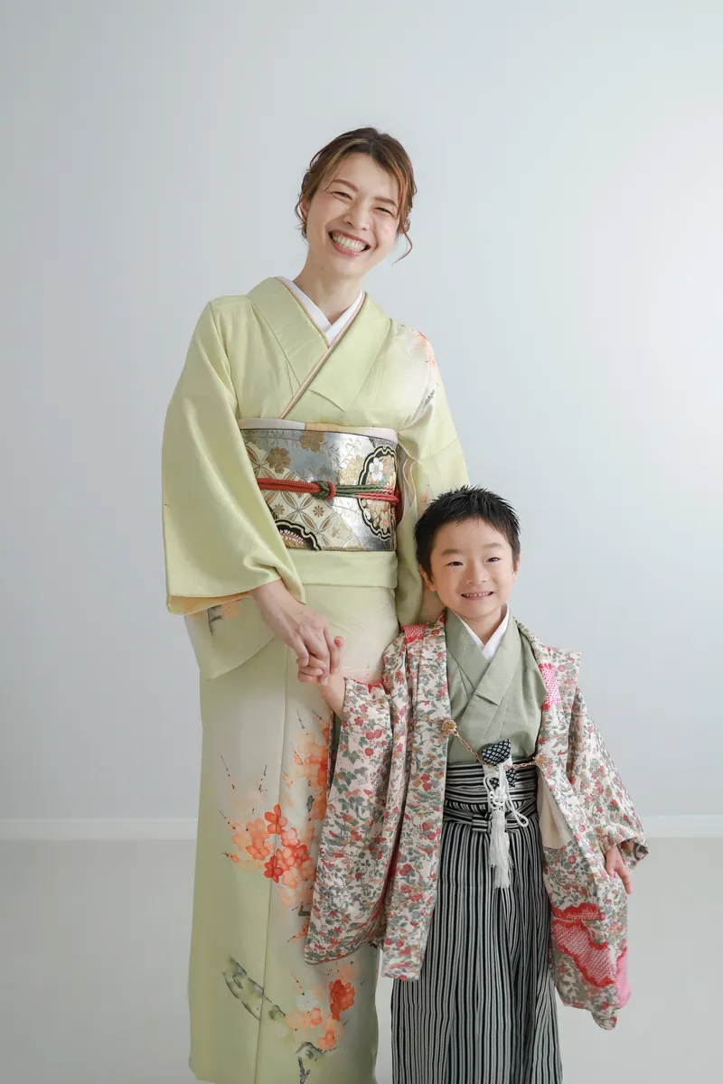 訪問着姿の母親と袴姿の男の子