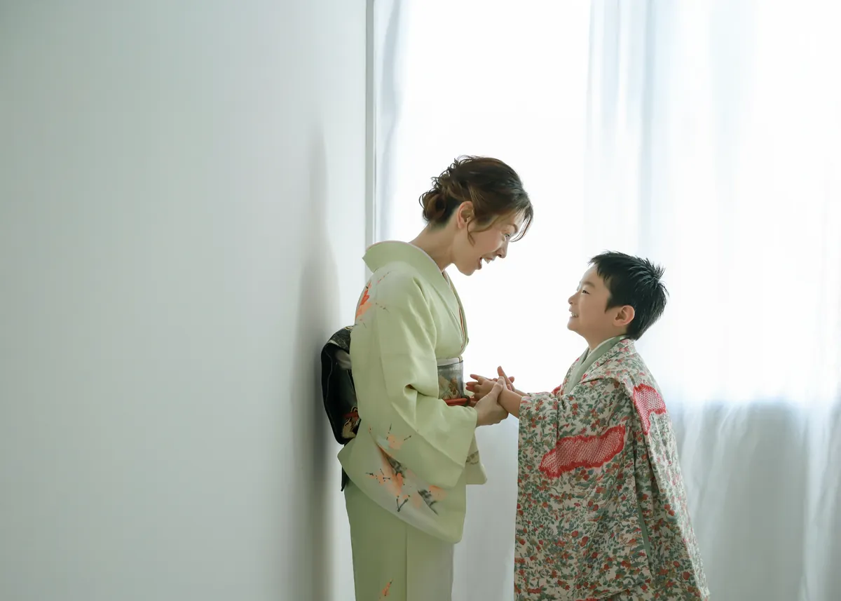 向かい合う着物姿の母親と子ども