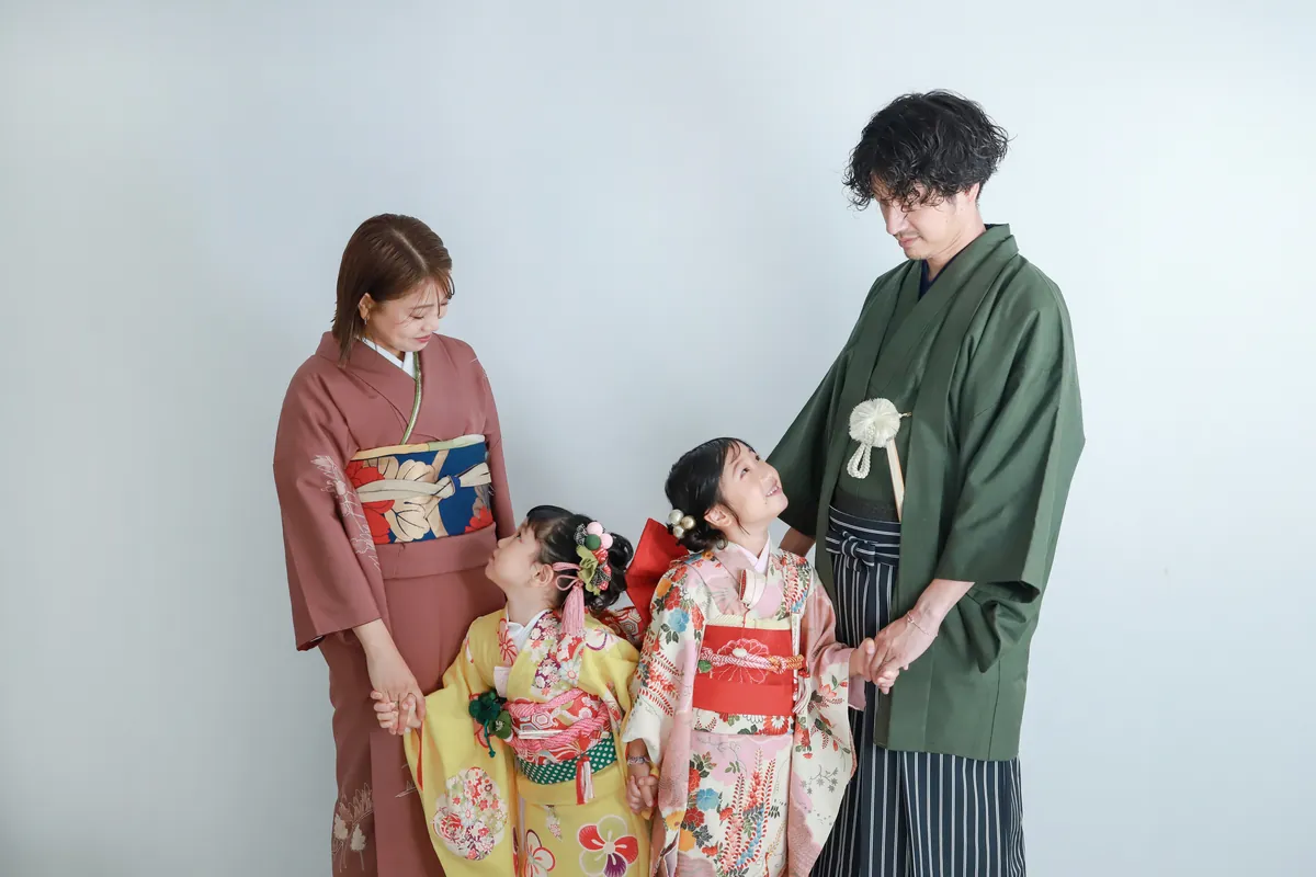 着物姿で並ぶ家族