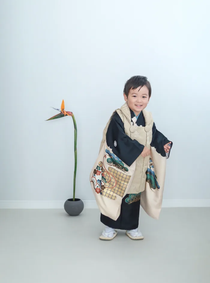 羽織を着た3歳の男の子