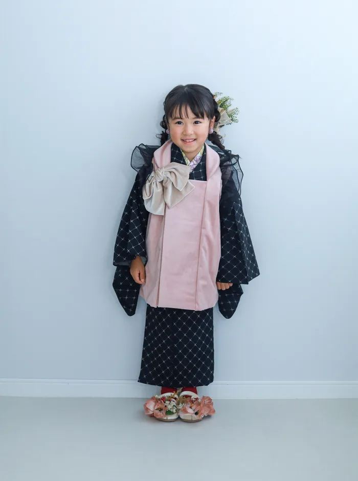 被布を着た3歳の女の子