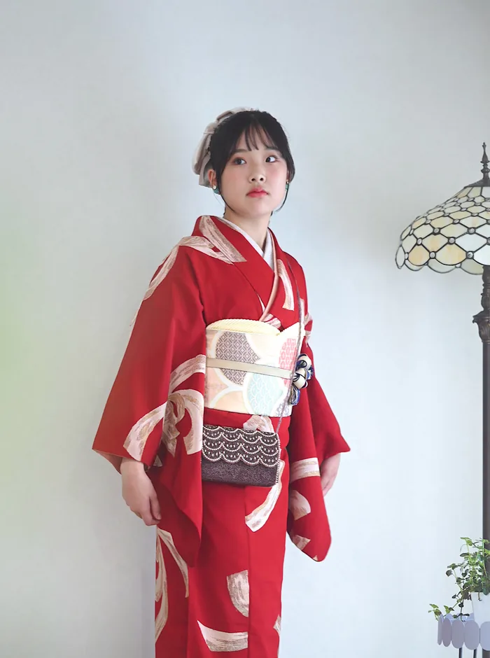 赤い着物姿の女の子