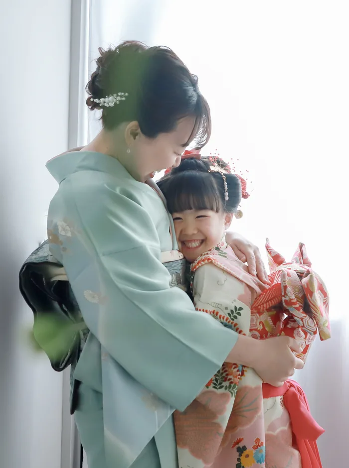 訪問着姿のお母様と着物姿の子ども